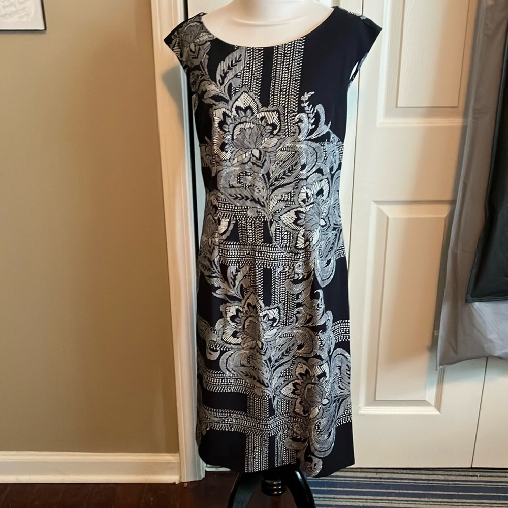Like new I LE New York classic dress. Very versatile & wrinkle free.